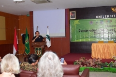 Perwakilan Borneo Orangutan Survival Foundation Dr. Jamartin Sihite saat memberikan sambutan