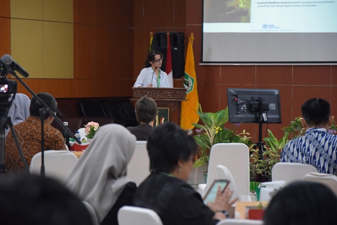 Karmele Liano Sanchez, BVSc., MSc. (Program Director International Animal Rescue Indonesia) (2)