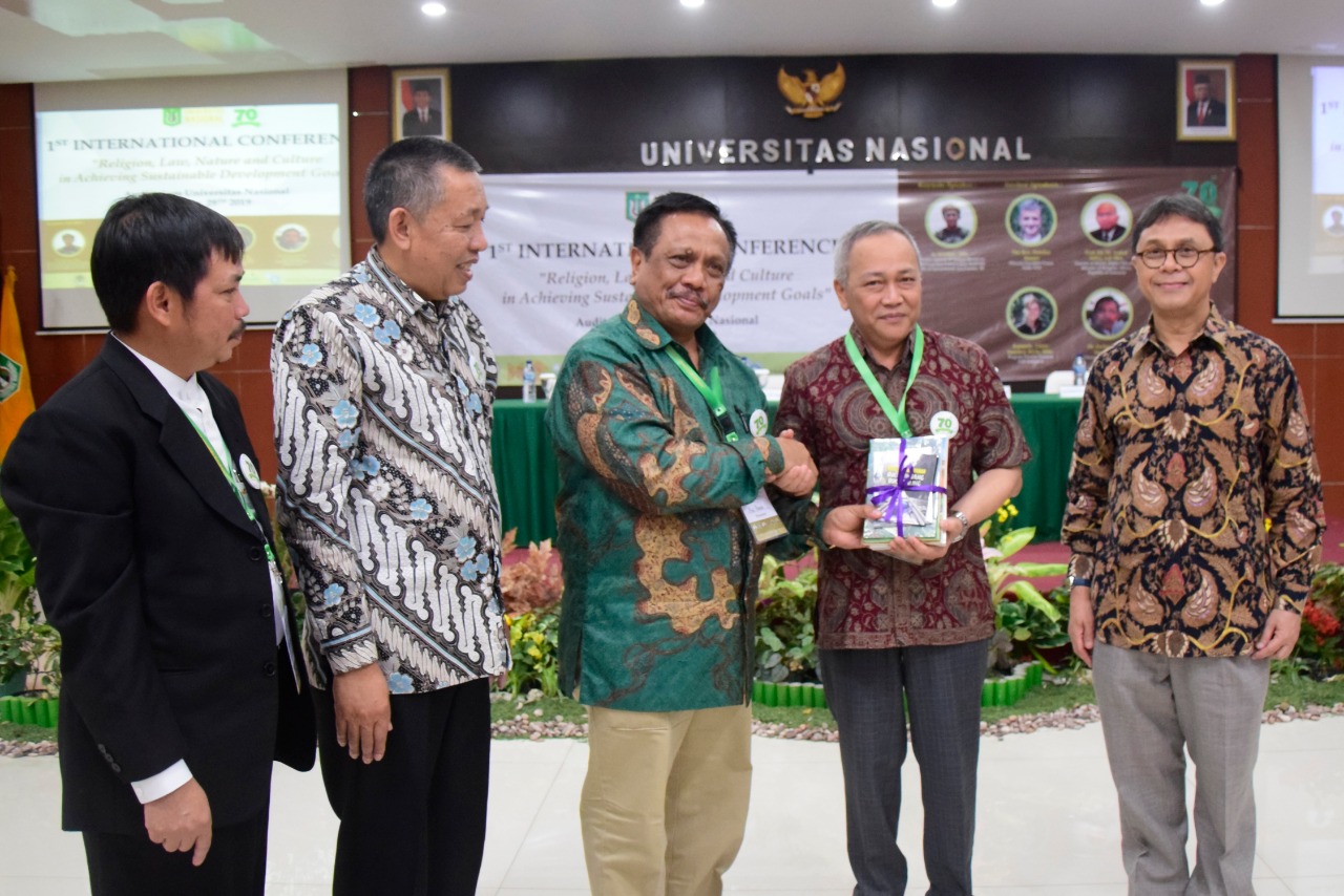 Pemberian buku oleh Prof. Dr. Basuki Rekso Wibowo, S.H., M.Si  kepada Ir. Wiratno, MSc
