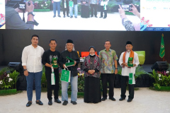 Foto bersama setelah pemberian cinderamata kepada pembicara dalam acara Talkshow "Bincang Budaya Nusantara" di Gedung Auditorium Unas, Kamis, 20 Oktober 2022.