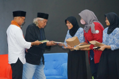 Pemberian buku kepada peserta oleh pembicara dalam acara Talkshow "Bincang Budaya Nusantara" di Gedung Auditorium Unas, Kamis, 20 Oktober 2022.