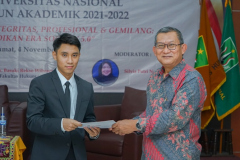 Pemberian sertifikat oleh Wakil Rektor Unas Bidang Akademik, Kemahasiswaan dan Alumni Dr. Suryono Efendi, S.E., M.B.A., M.M. (kanan) kepada lulusan terbaik fakultas hukum Unas (kiri)