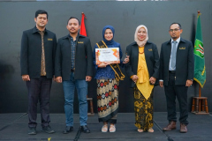 Foto bersama setelah pemberian sertifikat kepada mahasiswa dengan IPK tertinggi dari prodi Ilmu Administrasi Publik, pada Selasa, 8 November 2022 di Gedung Auditorium Unas