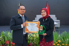 Pemberian sertifikat oleh Wakil Dekan Bidang Kemahasiswaan dan Administrasi Umum Dr. Aos Yuli Firdaus, S.I.P., M.Si. (kiri) kepada pembicara/alumni prodi Ilmu Komunikasi (kanan)
