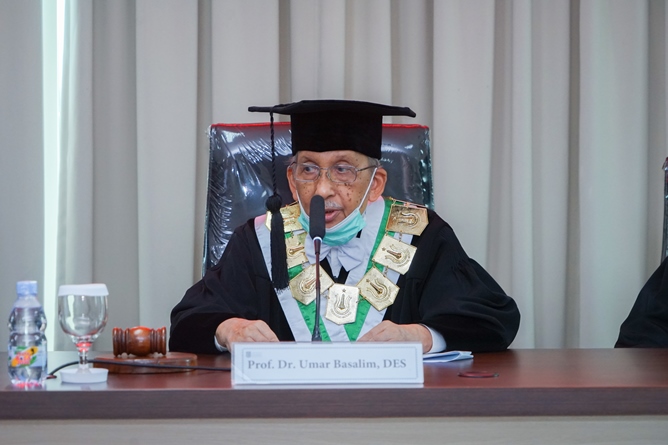 Prof. Dr. Umar Basalim, DES. saat memimpn sidang, pada Kamis, (10/11) di Ruang Seminar Lt. 3 Menara Unas, Ragunan