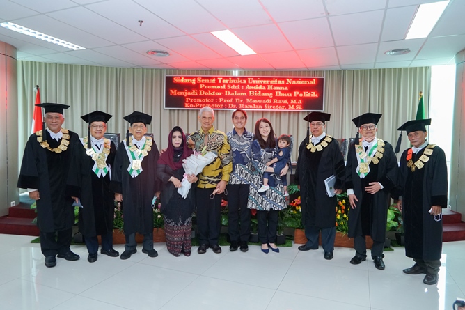 Foto bersama dalam acara sidang senat terbuka Unas promosi Doktor Ilmu Politik Sdri. Amida Hanna, Kamis, (10/11) di Ruang Seminar Lt. 3 Menara Unas, Ragunan