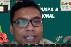 Pembicara Surya Purnama, S.Si. saat memaparkan materinya dalam acara webinar Nasional “Keanekaragaman Hayati Indonesia: Yang Muda Berbicara” melalui aplikasi zoom pada Sabtu (12/11/2022)
