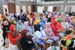 Para wisudawati yang hadir dalam acara pelepasan di Gedung Auditorium Cyber Unas, pada Rabu, 16 November 2022