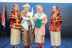 Pemberian penghargaan oleh Dekan FIKES Unas Dr. Retno Widowati, M.Si. (kebaya putih) kepada lulusan terbaik dari prodi Kebidanan program Sarjana Terapan Rahmi Santika Afdal, S.Tr. Keb. (kebaya pink)