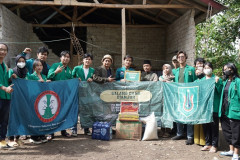 Foto bersama saat memberikan bantuan kepada korban terdampak gempa Cianjur, pada Sabtu-Minggu, (3-4/12)