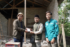 Pemberian bantuan berupa sembako kepada koordinator korban gempa Cianjur, pada Sabtu-Minggu, (3-4/12)