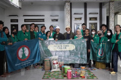 Foto bersama saat memberikan bantuan kepada korban terdampak gempa Cianjur, pada Sabtu-Minggu, (3-4/12)