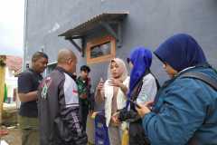 Anggota UNBC saat meninjau rumah yang terdampak gempa bersama petugas