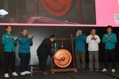 Pembukaan acara OKK secara simbolis dengan pemukulan gong oleh Wakil Dekan Fisip Bidang Kemahasiswaan dan Administrasi Umum Dr. Aos Yuli Firdaus. S.I.P., M.Si.