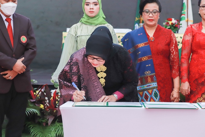 Penandatanganan naskah sumpah Ners dan bidan oleh Dekan Fikes Dr. Retno Widowati, M.Si.