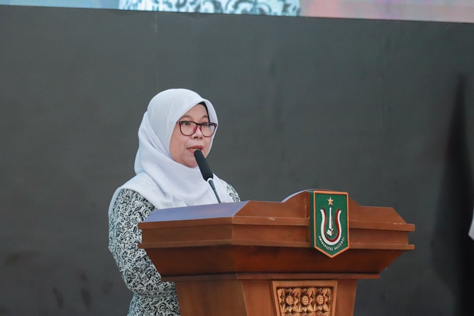 Sekretaris PD IBI DKI Jakarta Diana Syatri, S.ST. Bdn. M.M.Kes. saat memberikan sambutan dalam acara pelantikan dan angkat sumpah profesi ners angkatan v dan profesi bidan angkatan III Fakultas Ilmu Kesehatan Universitas Nasional tahun akademik 2022/2023 pada Sabtu, 10 Desember 2022 di Auditorium Unas