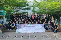 Foto bersama para dosen, pendamping, panitia dan peserta sebelum berangkat menuju Hutan Kota Srengseng, Jakarta Barat pada Rabu (14/12/2022)