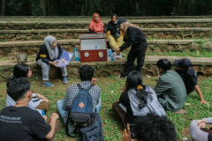 Saat pemberian materi isolasi jamur makro oleh panitia kepada peserta pada Rabu (14/12/2022) di Hutan Kota Srengseng, Jakarta Barat