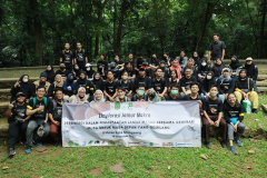 Foto bersama para dosen, pendamping, panitia dan peserta di Hutan Kota Srengseng, Jakarta Barat pada Rabu (14/12/2022)