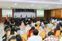 Saat acara simposium berlangung dengan paparan materi dari Guru Besar Fakultas Biologi Unas/ Anggota Akademi Ilmu Pengetahuan Indonesia (AIPI) Prof. Dr. Endang Sukara di Ruang Aula Blok 1 Lt.4 pada Selasa (13/12/2022)