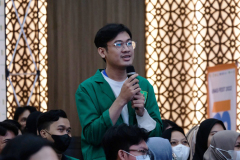 Salah satu mahasiswa saat memberikan pertanyaan kepada narasumber dalam acara seminar Literasi Komunikasi Politik pada Selasa, 13 Desember 2022 di Auditorium Unas