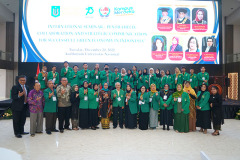 Foto bersama para dosen dan mahasiswa dalam acara Seminar Internasional pada Selasa (20-12-22) di Auditorium