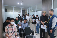 Para mahasiswa menunggu dipanggil untuk tes urine, Selasa, 27 Desember 2022