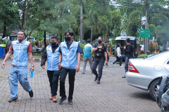 Anggota BNNP DKI Jakarta menyisir isi kampus, Selasa, 27 Desember 2022