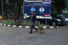 Anggota BNNP DKI Jakarta melakukan penyisiran dengan anjing K9