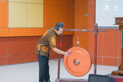 Dekan Fakultas Bahasa dan Sastra Unas Dr. Drs. Somadi Sosrohadi, M.Pd. membuka acara secara simbolis dengan pemukulan gong, di Aula Blok 1 Lt. 4 Unas, Selasa, 27 Desember 2022