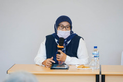 Ketua Pusat Kajian Bioteknologi Unas/ Dekan FIKES Unas Dr. Retno Widowati, M.Si. saat memberikan arahan terkait pentingnya laporan  Pusat Studi terhadap akreditasi institusi