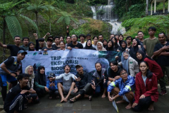 Foto bersama para dosen, pendamping, dan peserta dalam acara Trip Eksplorasi Biodiversity pada Jumat-Minggu/ 6-8 Januari 2023