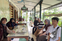 Foto bersama tim peneliti Unas dengan Herbalis Jayadi (kaos Polo) dan  Sapto (kemeja hitam) di Taman Sringanis, Bogor Jawa Barat, Selasa, (24/1) dalam rangka Eksplorasi dan ekstraksi tumbuhan obat