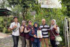 Foto bersama tim peneliti Unas dengan Herbalis Jayadi (kaos Polo) di Taman Sringanis, Bogor Jawa Barat, Selasa, (24/1) dalam rangka Eksplorasi dan ekstraksi tumbuhan obat