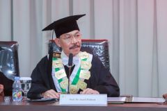 Promotor Prof. Dr. Syarif Hidayat memberikan pertanyaan kepada promovendus Sdri. Vitri Aryanti, S.P., M.M.