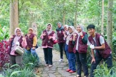 Foto bersama tim peneliti dalam rangka eksplorasi tumbuhan obat di Taman Hutan Raya Ir. H. Juanda, Dago Pakar, Ciburial, Cimenyan, Bandung, Jawa Barat pada Jum'at, 27 Januari 2023