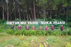 Foto bersama tim peneliti dalam rangka eksplorasi tumbuhan obat di Kawasan Konservasi Desa Cilembu, Sumedang Jawa Barat pada Sabtu, 28 Januari 2023