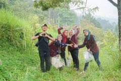 Foto bersama saat mengexplore kawasan konservasi di Desa Cilembu Sabtu, 28 Januari 2023