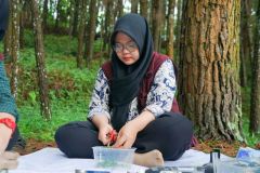 Peneliti Hanifa Nur Adilah, S.Si. melakukan proses ekstrak tumbuhan dengan menimbang dan memotong sampel tanaman