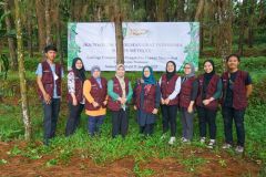 Foto bersama tim peneliti di Kawasan Konservasi Desa Cilembu dalam rangka eksplorasi tumbuhan obat, Minggu, 29 Januari 2023
