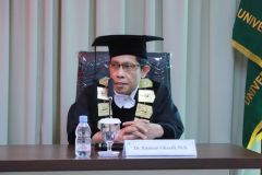 Ko-Promotor Dr. Rusman Ghazali, M.Si. memberikan pertanyaan kepada promovendus Sdri. Hj. Arzeti Bilbina, S.E., M.A.P.