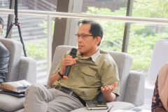 Ketua Program Studi Magister Administrasi Publik Unas Drs. Rusman Ghazali, M.Si., Ph.D. memberikan pertanyaan kepada pembicara Prof. Sity Daud, Ph.D.