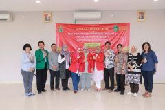 Foto bersama seluruh pimpinan dan para dosen dilingkungan Fakultas Bahasa dan Sastra Unas