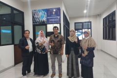 Pimpinan FTKI UNAS foto bersama Kaprodi S3 SI UNDIP Prof. Dr. Rahmat Gernowo, M.Si.