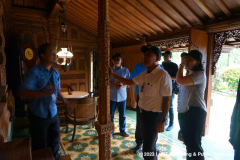 Para pimpinan Unas saat mengunjungi rumah adat kudus yang ada di komplek Djarum Oasis Kretek Factory, Kudus