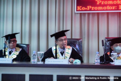 Penguji Sidang Prof. Dr. Maswadi Rauf, M.A. memberikan pertanyaan kepada promovendus Sdr. Heru Dian Setiawan, S.T., M.Si.