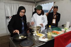 Selain menjadi panelis, presenter dan moderator dikegiatan conference, Dosen FEB Unas Dr. Asep Parantika juga diminta menampilkan makanan tradisional Indonesia di Festival Culiner bersama-sama dengan peserta dari India, Malaysia