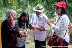 Demonstrasi terkait metode Rames oleh peneliti CBCD Indonesia Alvira Noer Effendi, M.Si. (kiri) bersama tim dari BRIN di Kebun Raya Bogor, Senin, 27 Februari 2023