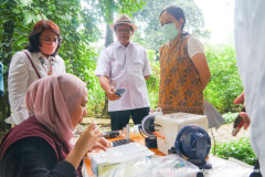 Demonstrasi terkait metode Rames oleh peneliti CBCD Indonesia Alvira Noer Effendi, M.Si. (kiri) bersama tim dari BRIN di Kebun Raya Bogor, Senin, 27 Februari 2023