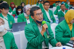 Dekan Fakultas Biologi dan Pertanian Unas Dr. Tatang Mitra Setia, M.Si. saat memberikan pertanyaan dalam acara Rapat Tinjauan Manajemen di Aula Blok 1 Lt. 4 Unas, Selasa, 28 Februari 2023